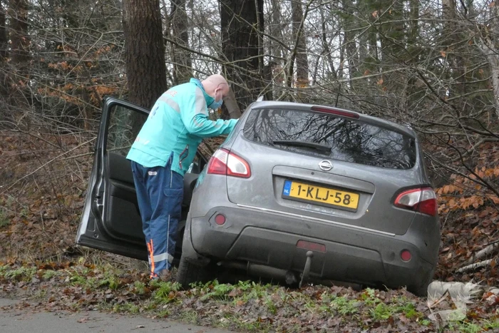 Personenauto vliegt uit de bocht