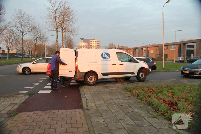 Bestelbus rijdt zich vast op betonblok