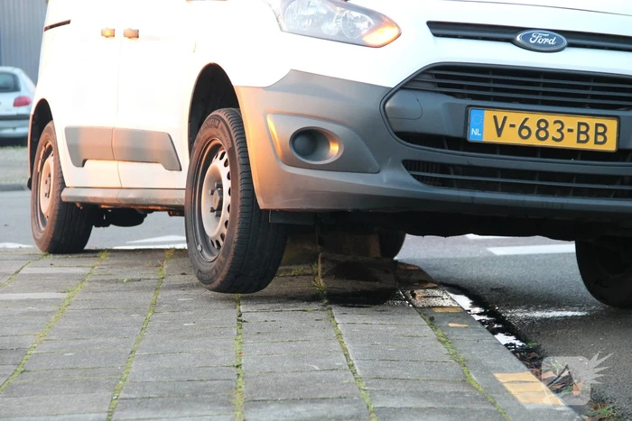 Bestelbus rijdt zich vast op betonblok