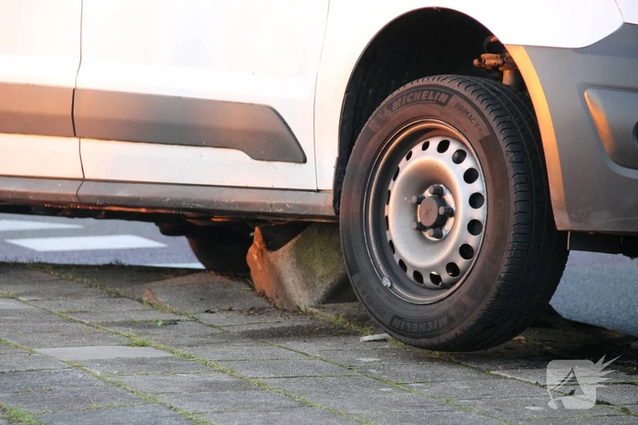 Bestelbus rijdt zich vast op betonblok