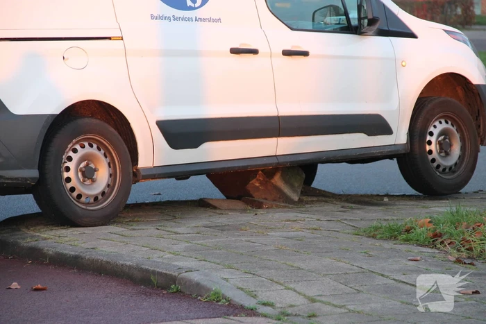 Bestelbus rijdt zich vast op betonblok