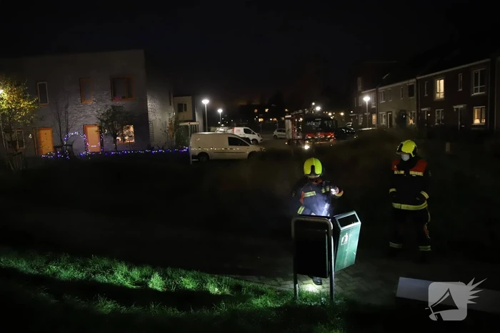 Prullenbak geblust met twee emmers water