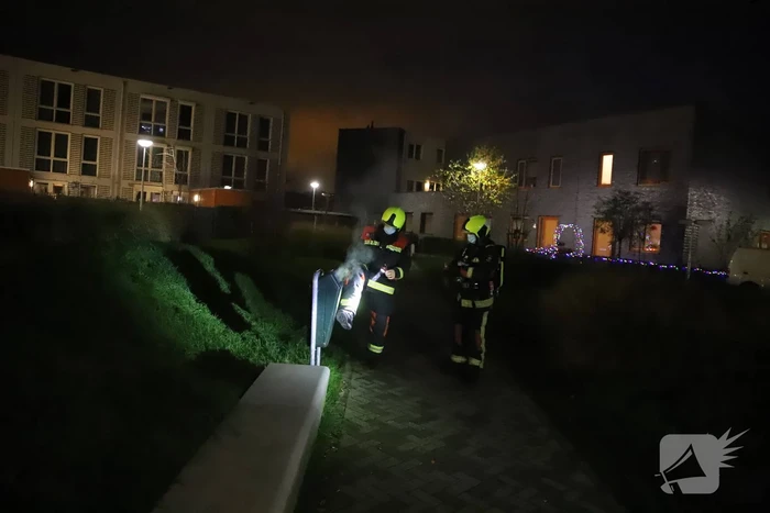 Prullenbak geblust met twee emmers water