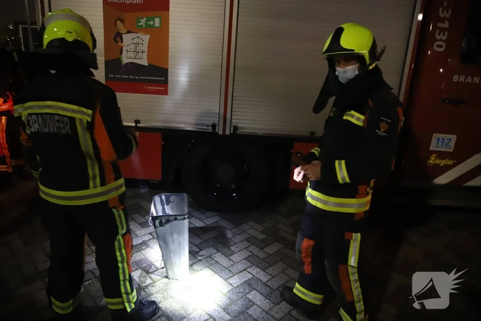 Prullenbak geblust met twee emmers water