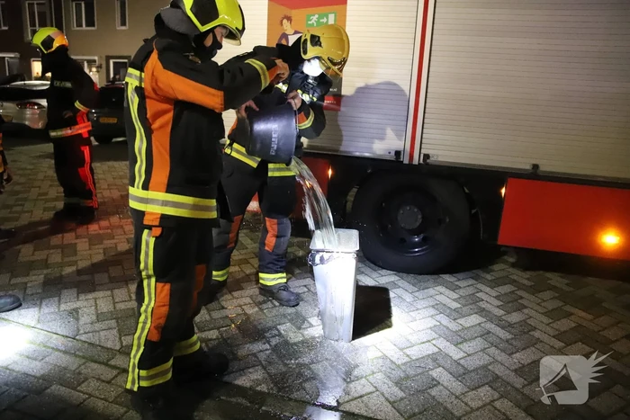 Prullenbak geblust met twee emmers water