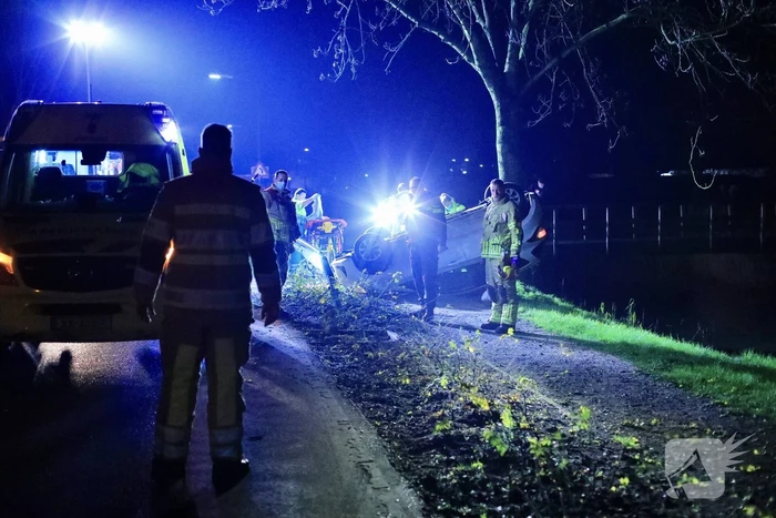 Auto belandt op zijn kop in berm