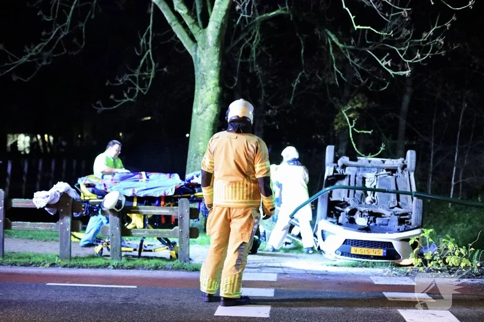 Auto belandt op zijn kop in berm