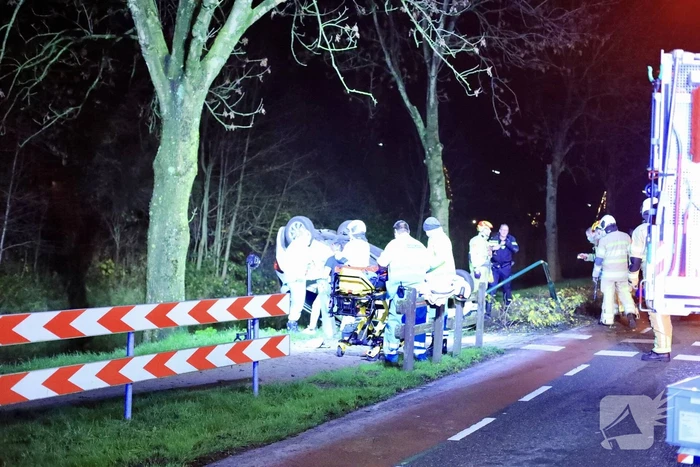 Auto belandt op zijn kop in berm