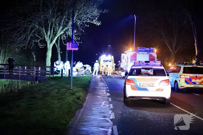 Auto belandt op zijn kop in berm