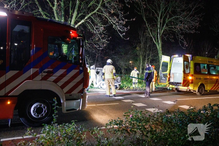 Auto belandt op zijn kop in berm