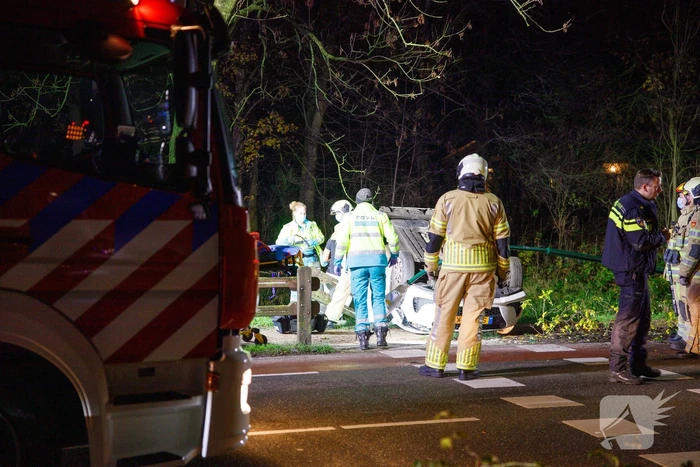 Auto belandt op zijn kop in berm