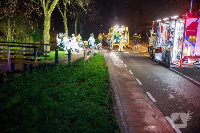 Auto belandt op zijn kop in berm