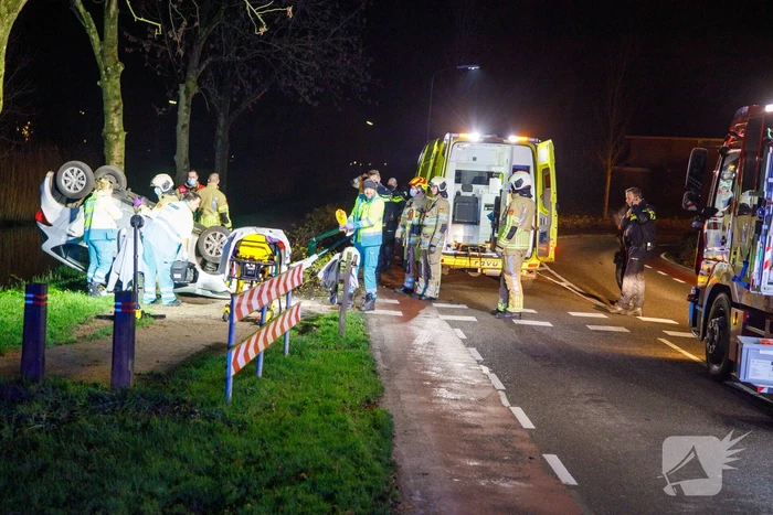 Auto belandt op zijn kop in berm