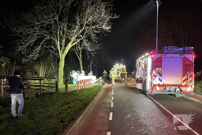 Auto belandt op zijn kop in berm