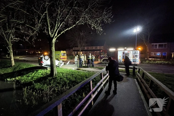 Auto belandt op zijn kop in berm
