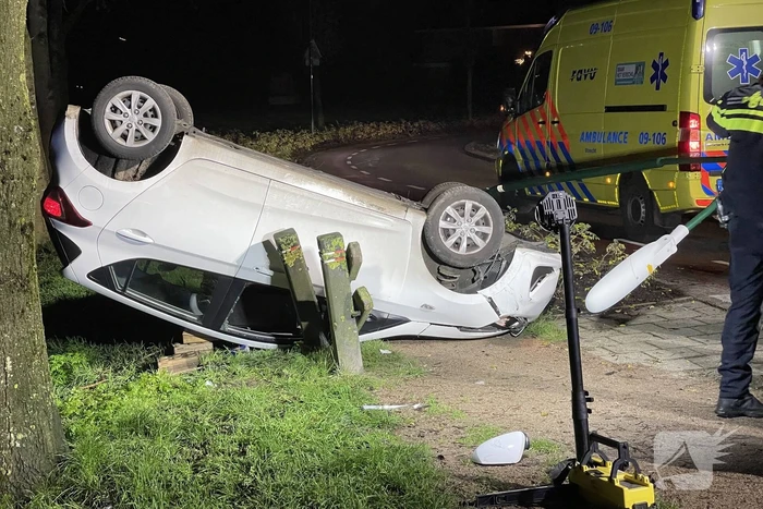 Auto belandt op zijn kop in berm