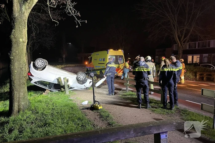 Auto belandt op zijn kop in berm