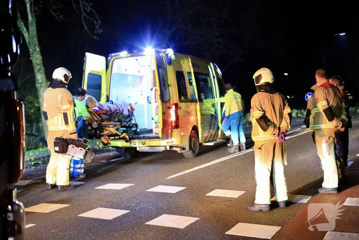 Auto belandt op zijn kop in berm