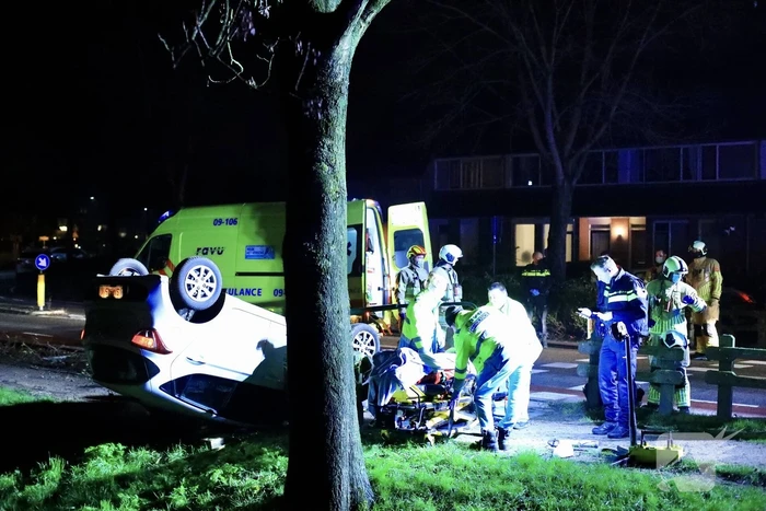 Auto belandt op zijn kop in berm