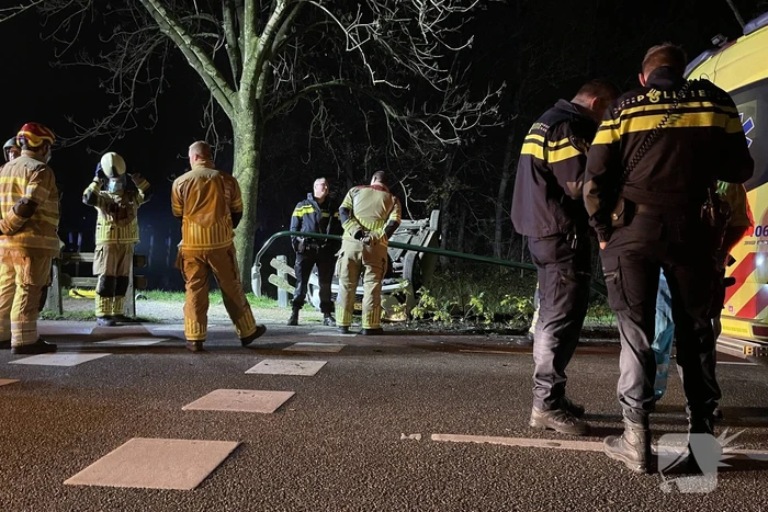 Auto belandt op zijn kop in berm