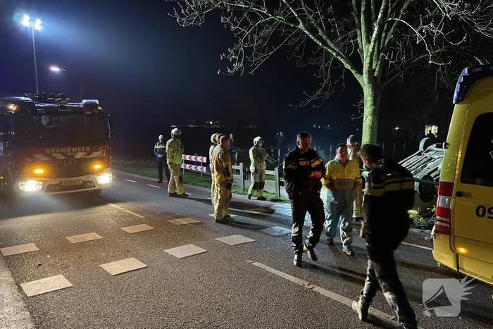 Auto belandt op zijn kop in berm