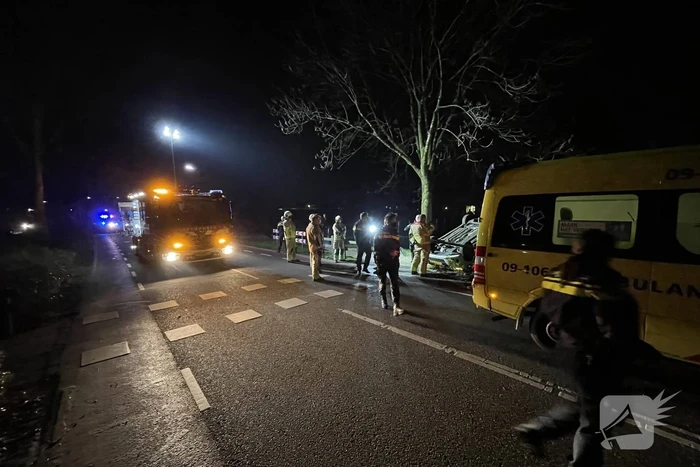 Auto belandt op zijn kop in berm