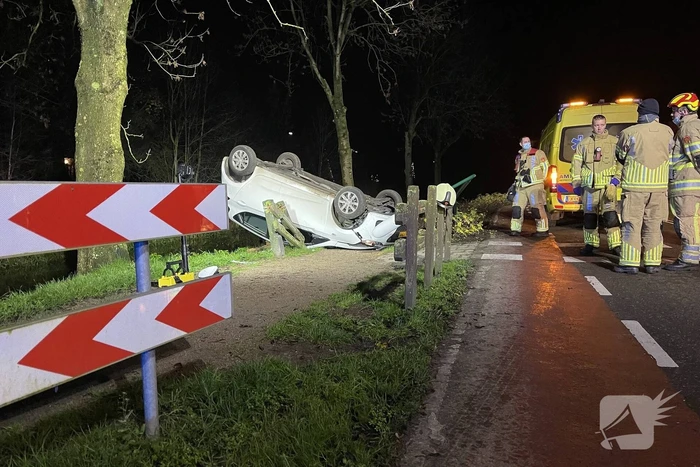 Auto belandt op zijn kop in berm