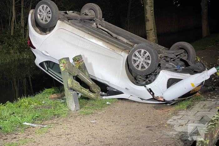 Auto belandt op zijn kop in berm