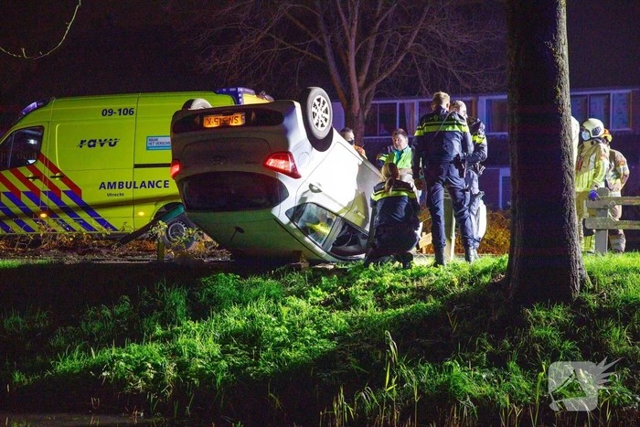 Auto belandt op zijn kop in berm