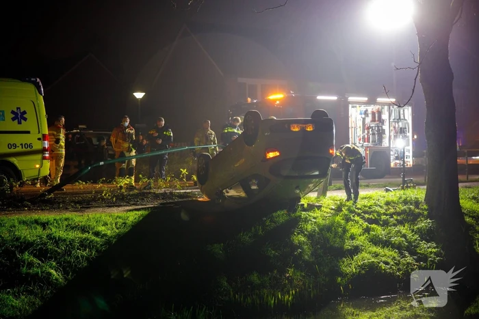 Auto belandt op zijn kop in berm