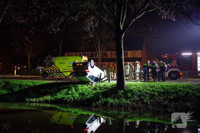 Auto belandt op zijn kop in berm