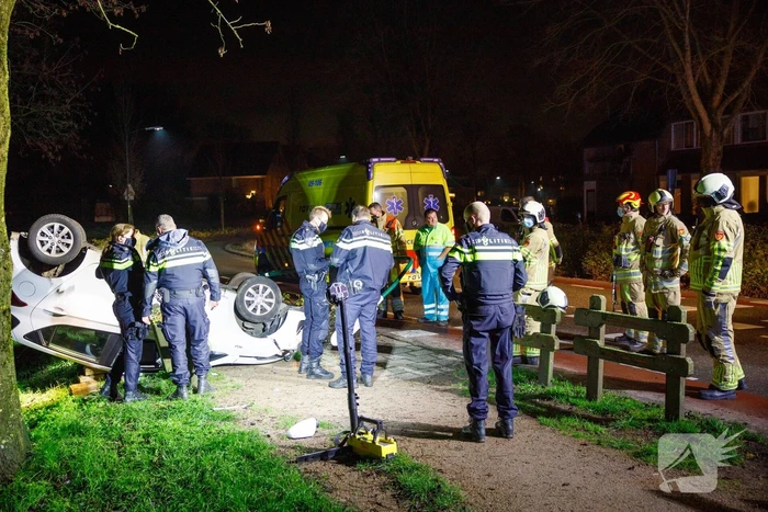 Auto belandt op zijn kop in berm
