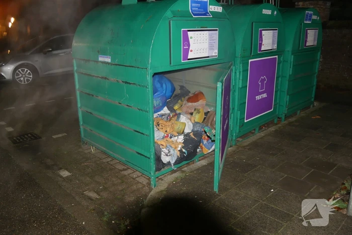 Brand in kledingcontainer door vuurwerk