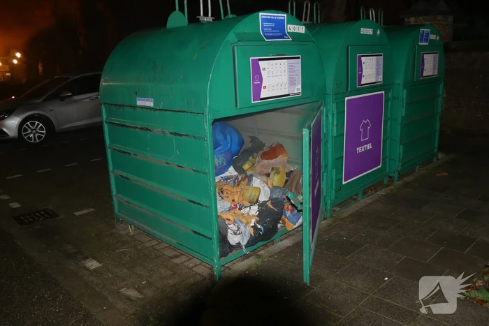 Brand in kledingcontainer door vuurwerk