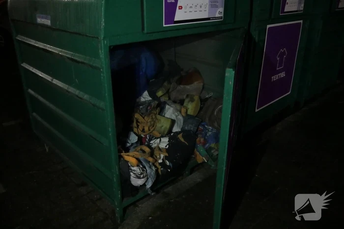 Brand in kledingcontainer door vuurwerk
