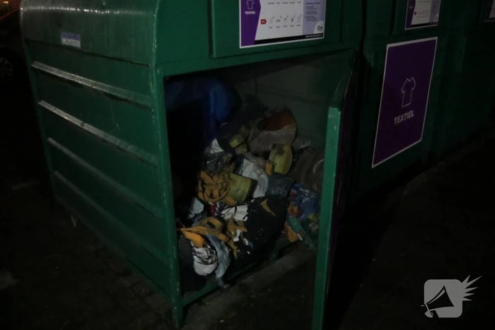 Brand in kledingcontainer door vuurwerk