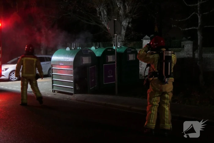 Brand in kledingcontainer door vuurwerk