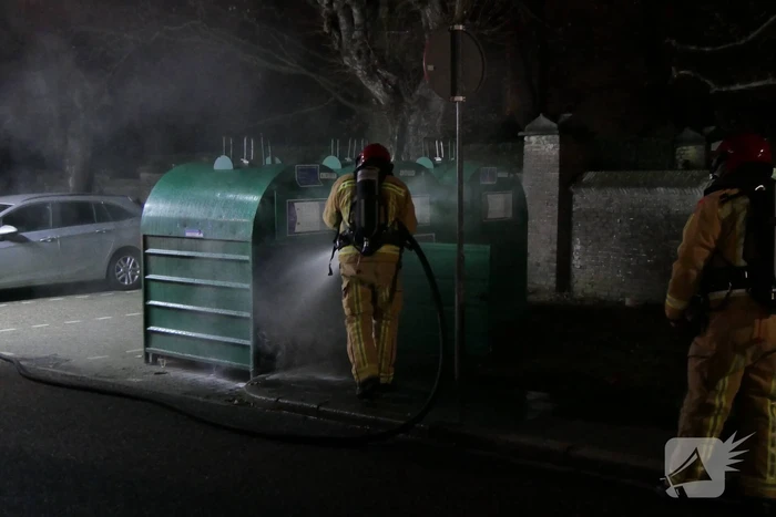 Brand in kledingcontainer door vuurwerk