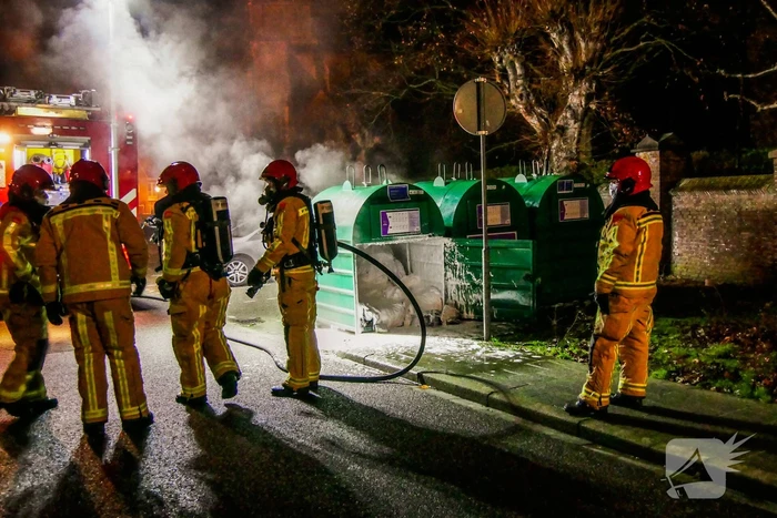 Brand in kledingcontainer door vuurwerk