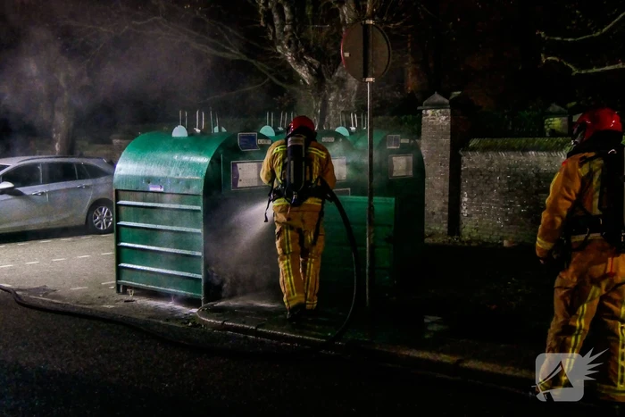 Brand in kledingcontainer door vuurwerk