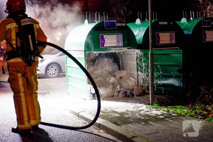 Brand in kledingcontainer door vuurwerk