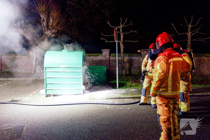 Brand in kledingcontainer door vuurwerk