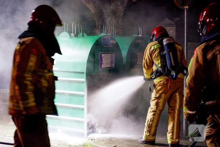Brand in kledingcontainer door vuurwerk
