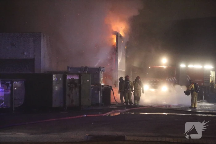 Uitslaande brand in loods Casper de Haan