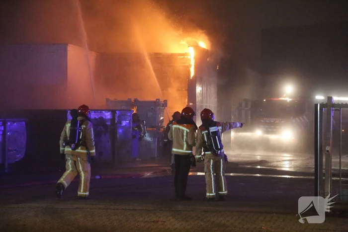 Uitslaande brand in loods Casper de Haan