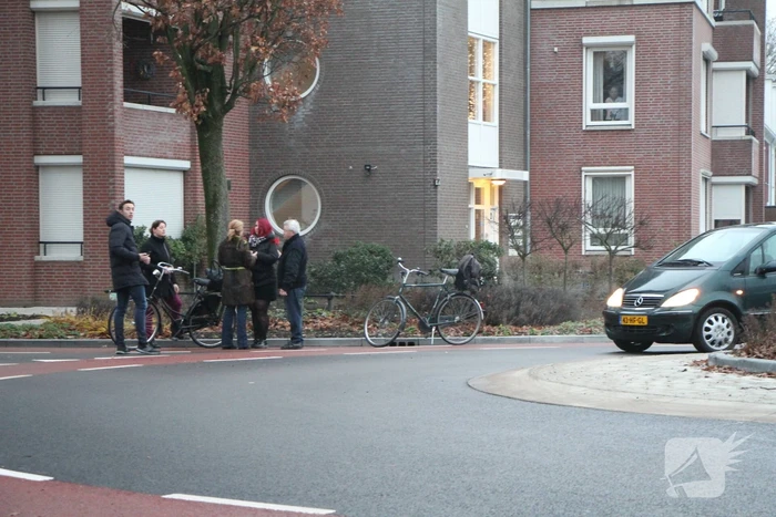 Fietser aangereden op rotonde en raakt gewond