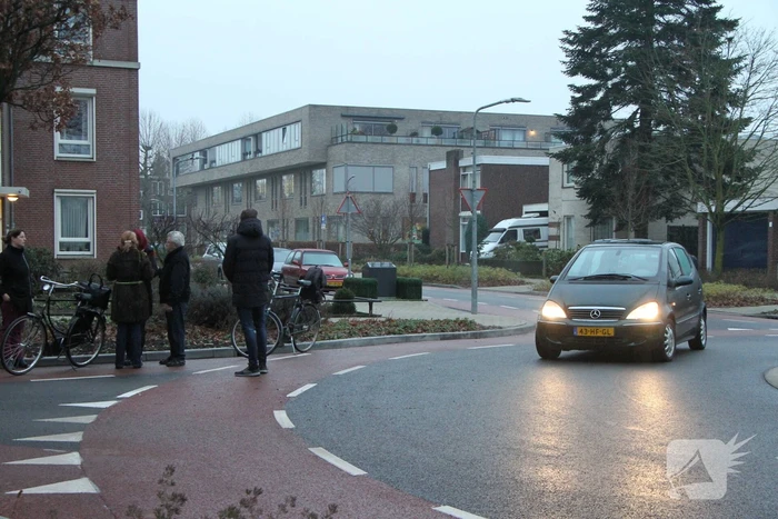 Fietser aangereden op rotonde en raakt gewond