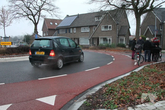 Fietser aangereden op rotonde en raakt gewond