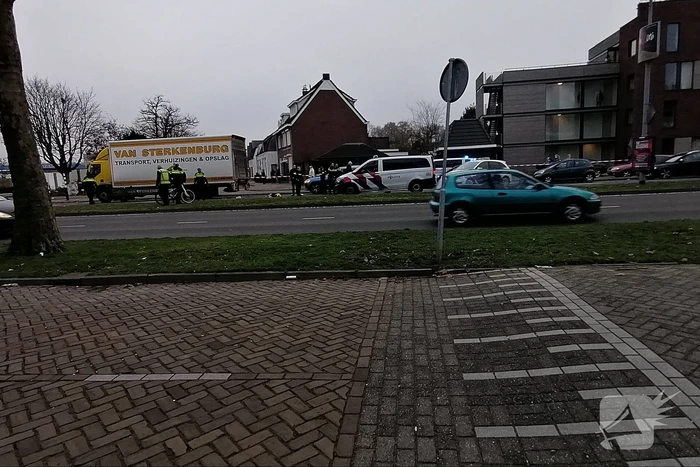 Jong meisje zwaargewond bij botsing met vrachtwagen