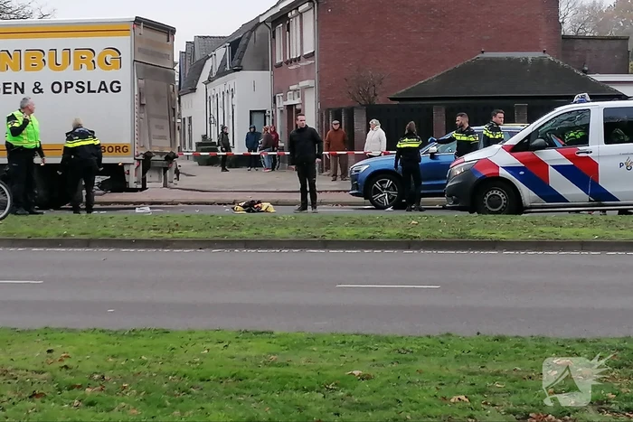 Jong meisje zwaargewond bij botsing met vrachtwagen